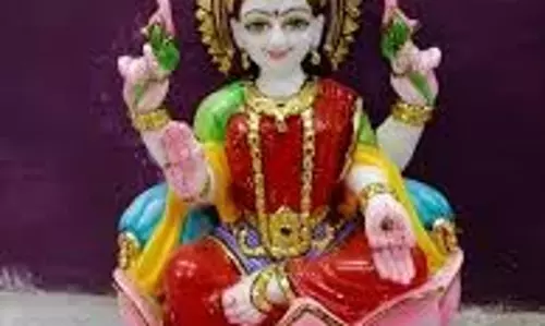Shukrawar Upay: शुक्रवार को करें ये लक्ष्मी प्राप्ति उपाय, बनी रहेगी महालक्ष्मी की कृपा Shukrawar Upay: शुक्रवार को करें ये लक्ष्मी प्राप्ति उपाय, बनी रहेगी महालक्ष्मी की कृपा