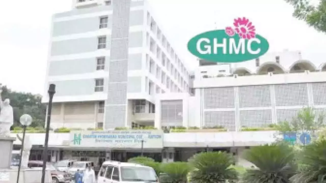 GHMC खुलेआम भ्रष्टाचार का अड्डा बन गया है: कार्यकर्ता GHMC खुलेआम भ्रष्टाचार का अड्डा बन गया है: कार्यकर्ता