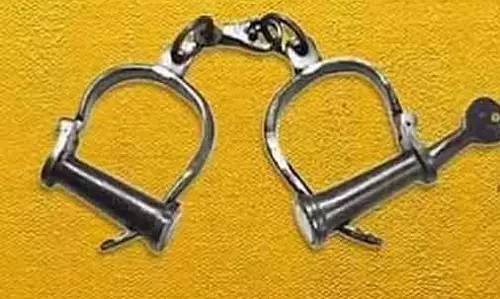 Tamil Nadu : दूसरे व्यक्ति को घर किराए पर देकर 18 लाख की धोखाधड़ी करने के आरोप में व्यक्ति गिरफ्तार Tamil Nadu : दूसरे व्यक्ति को घर किराए पर देकर 18 लाख की धोखाधड़ी करने के आरोप में व्यक्ति गिरफ्तार
