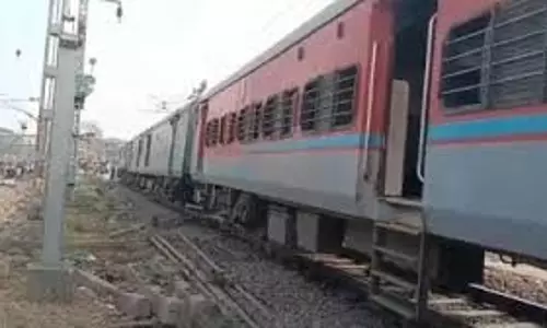 Odisha Accident: चेन्नई सेंट्रल एक्सप्रेस ट्रेन हुई डिरेल, मचा हड़कंप Odisha Accident: चेन्नई सेंट्रल एक्सप्रेस ट्रेन हुई डिरेल, मचा हड़कंप