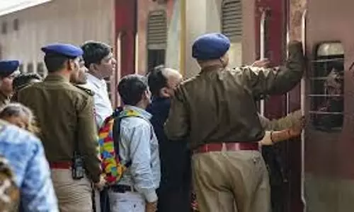 Rajasthan :चलती ट्रेन पर फेंकी कांच की बोतल, युवती घायल Rajasthan :चलती ट्रेन पर फेंकी कांच की बोतल, युवती घायल