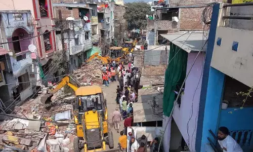 Indore : रावजी बाज़ार में नाले के ऊपर बने 21 घरों के अवैध हिस्से तोड़े गए Indore : रावजी बाज़ार में नाले के ऊपर बने 21 घरों के अवैध हिस्से तोड़े गए
