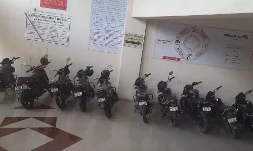 इंदौर नाबालिग से छेड़छाड़ मामला: RTO ने 12 रैपिडो बाइक ज़ब्त कीं, ऐप बंद करने की मांग की इंदौर नाबालिग से छेड़छाड़ मामला: RTO ने 12 रैपिडो बाइक ज़ब्त कीं, ऐप बंद करने की मांग की