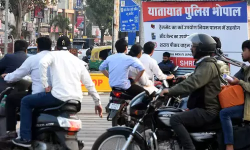 Bhopal : पीछे बैठने वालों के लिए हेलमेट का नियम कुछ समय बाद ही ठंडा पड़ गया Bhopal : पीछे बैठने वालों के लिए हेलमेट का नियम कुछ समय बाद ही ठंडा पड़ गया