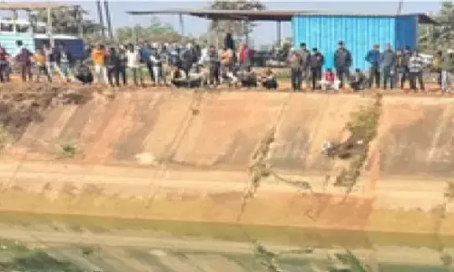 Mirzapur: नहर में गिरा दूल्हा, खुशियां मातम में बदलीं Mirzapur: नहर में गिरा दूल्हा, खुशियां मातम में बदलीं