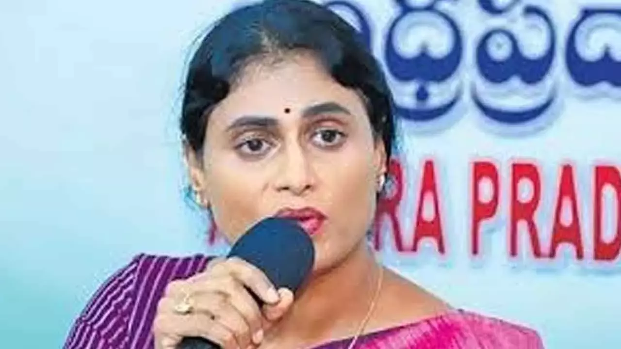 Andhra: शर्मिला ने मनरेगा में कटौती को लेकर केंद्र की आलोचना की। Andhra: शर्मिला ने मनरेगा में कटौती को लेकर केंद्र की आलोचना की।