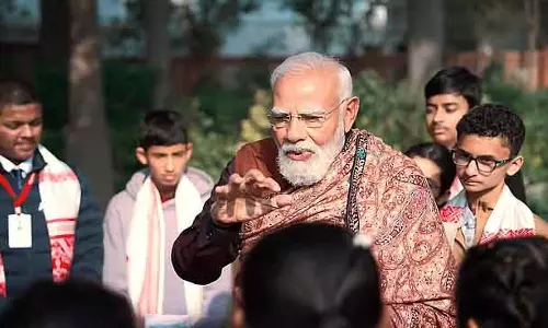 शिक्षा को बोझ नहीं समझना चाहिए : Modi की छात्रों के साथ चर्चा शिक्षा को बोझ नहीं समझना चाहिए : Modi की छात्रों के साथ चर्चा