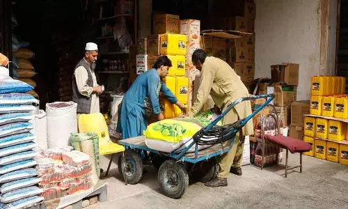 डॉलर गिरने के बावजूद Afghanistan में खाद्य कीमतें ऊंची, आयात पर दबाव