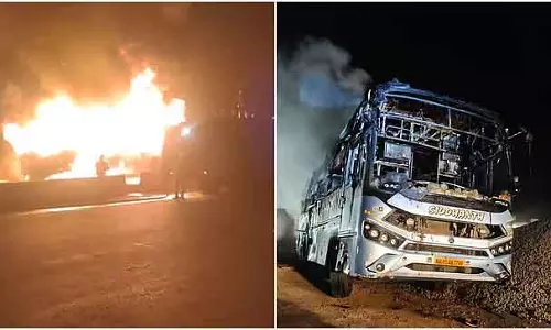 Nelamangala के पास प्राइवेट बस में आग लगी, पूरी तरह जलकर राख हो गई: 40 यात्रियों को बचाया गया Nelamangala के पास प्राइवेट बस में आग लगी, पूरी तरह जलकर राख हो गई: 40 यात्रियों को बचाया गया