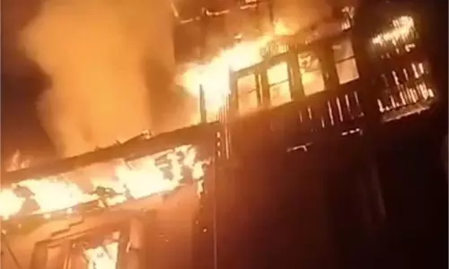Jammu Kashmir: चट्टबल इलाके में बड़ी आगजनी की घटना,10 रिहायशी घर खार Jammu Kashmir: चट्टबल इलाके में बड़ी आगजनी की घटना,10 रिहायशी घर खार