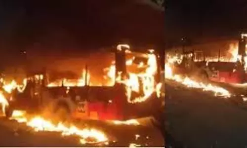 Bengaluru: बिजली की तार से बस में लगी भयानक आग, बाल-बाल बच गई यात्रियों की जान