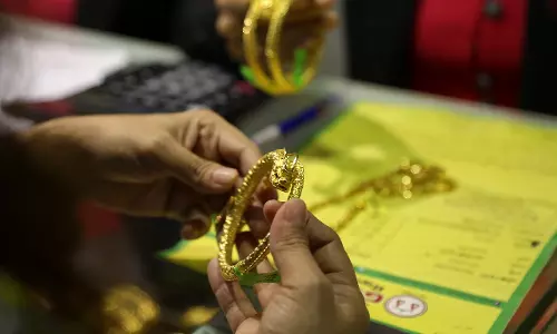 प्रॉफिट बुकिंग और डॉलर में मजबूती के बीच सोने-चांदी की कीमतों में गिरावट।