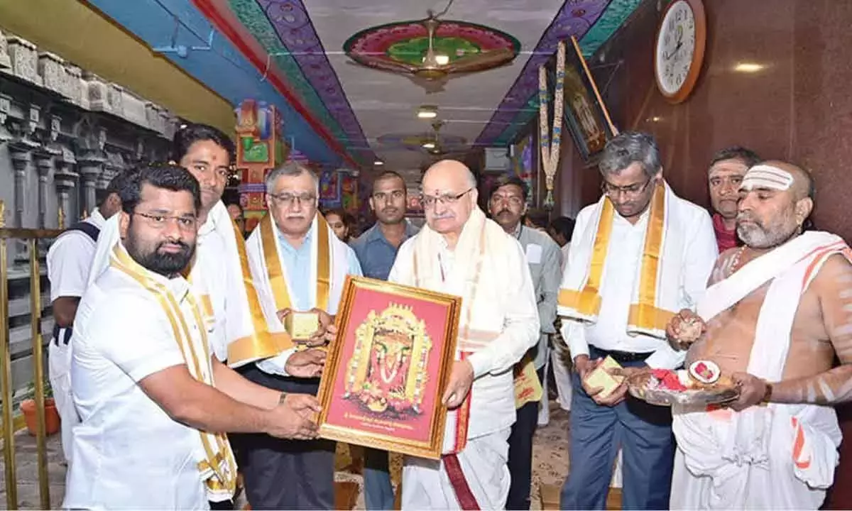 Andhra: नीति आयोग के सीईओ ने देवी कनक दुर्गा की पूजा की