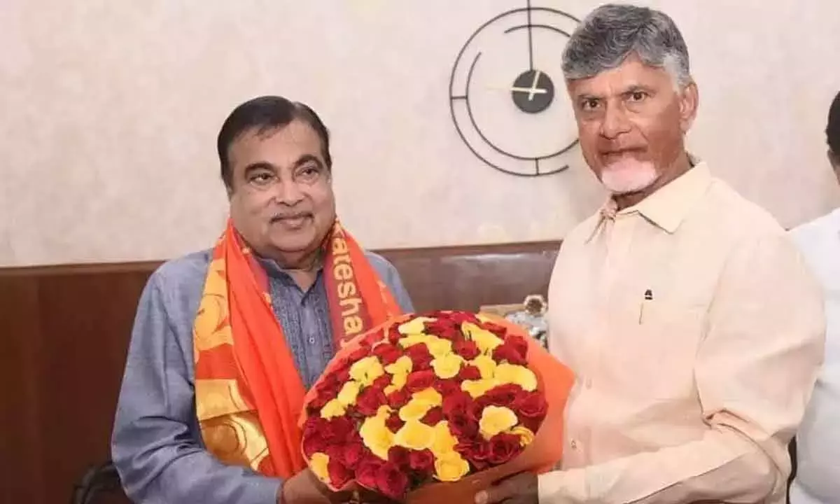 Andhra: चंद्रबाबू नायडू ने हाईवे फंडिंग के लिए गडकरी की तारीफ की Andhra: चंद्रबाबू नायडू ने हाईवे फंडिंग के लिए गडकरी की तारीफ की