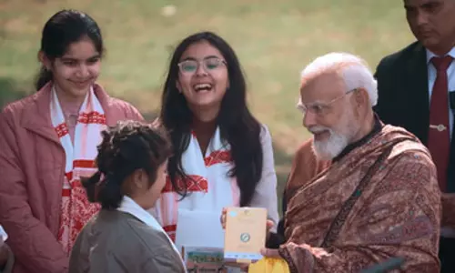 चाय वाले को चाय, परीक्षा पे चर्चा कार्यक्रम में छात्रों ने दिए प्रधानमंत्री मोदी को खास गिफ्ट