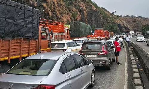 Mumbai-पुणे एक्सप्रेसवे: 32 घंटे के भारी जाम के बाद भोर घाट पर फिर से ट्रैफिक जाम Mumbai-पुणे एक्सप्रेसवे: 32 घंटे के भारी जाम के बाद भोर घाट पर फिर से ट्रैफिक जाम
