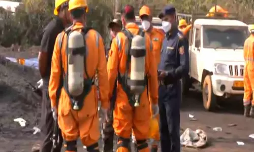 मेघालय: अवैध कोयला खदान विस्फोट के बाद NDRF का बचाव अभियान जारी मेघालय: अवैध कोयला खदान विस्फोट के बाद NDRF का बचाव अभियान जारी