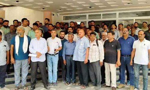 रिटायर्ड फगवाड़ा नगर पालिका कर्मचारियों ने DA में देरी का विरोध, अधिकारी के ट्रांसफर की मांग की रिटायर्ड फगवाड़ा नगर पालिका कर्मचारियों ने DA में देरी का विरोध, अधिकारी के ट्रांसफर की मांग की