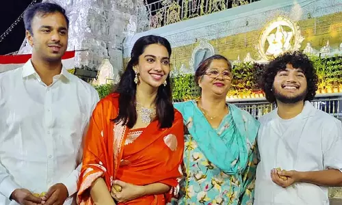 एक्ट्रेस मीनाक्षी चौधरी भगवान वेंकटेश्वर के दर्शन के लिए तिरुमाला गईं