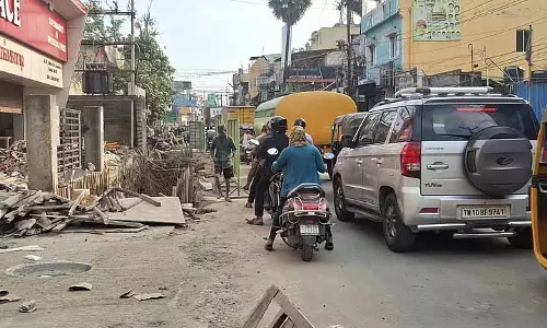 Ramapuram में धीमी गति से चल रहे SWD कार्य के कारण वल्लुवर सलाई पर यातायात अव्यवस्था हो रही Ramapuram में धीमी गति से चल रहे SWD कार्य के कारण वल्लुवर सलाई पर यातायात अव्यवस्था हो रही