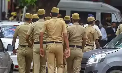 Chennai: पुलिस को कुचलने की कोशिश करने वाले व्यक्ति की तलाश जारी Chennai: पुलिस को कुचलने की कोशिश करने वाले व्यक्ति की तलाश जारी