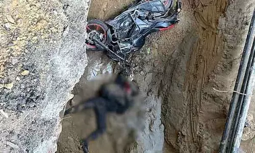 Delhi : वॉटर बोर्ड द्वारा खोदे गए गड्ढे में गिरने से बाइकर की मौत; जांच के आदेश दिए गए Delhi : वॉटर बोर्ड द्वारा खोदे गए गड्ढे में गिरने से बाइकर की मौत; जांच के आदेश दिए गए