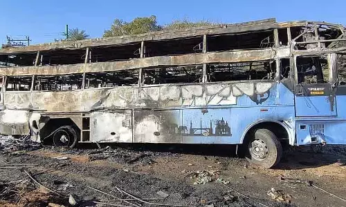 Nelamangala : बस बिजली के खंभे से टकराई और उसमें आग लग गई, 40 लोग बाल-बाल बचे Nelamangala : बस बिजली के खंभे से टकराई और उसमें आग लग गई, 40 लोग बाल-बाल बचे