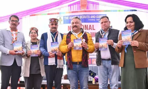 Himachal: मंत्री ने परिवर्तनकारी, आनंददायक शिक्षा की वकालत करने वाली किताब जारी की