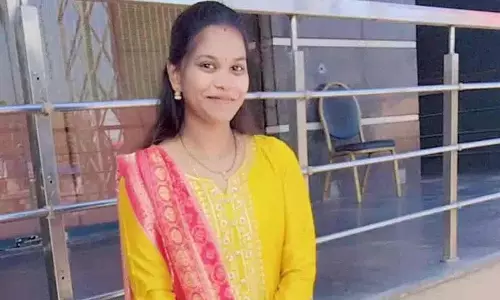 हैदराबाद की KPHB कॉलोनी में एक युवती ने आत्महत्या कर ली हैदराबाद की KPHB कॉलोनी में एक युवती ने आत्महत्या कर ली