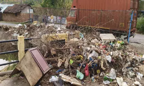 Kerala : पेरियार वैली नहर सड़क पर सीवेज Kerala : पेरियार वैली नहर सड़क पर सीवेज