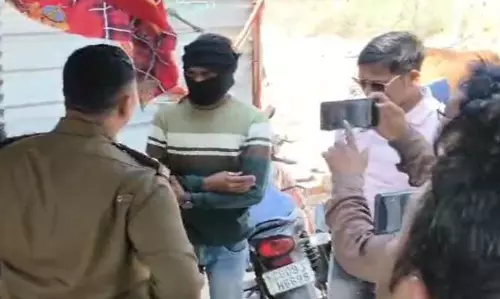 मोहल्लेवासियों ने पुलिस बुलाकर सेक्स रैकेट किया एक्सपोज, कई कपल्स अरेस्ट मोहल्लेवासियों ने पुलिस बुलाकर सेक्स रैकेट किया एक्सपोज, कई कपल्स अरेस्ट