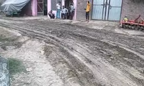 Farrukhabad: सड़क धंसने से नवाबगंज-मंझना मार्ग खतरनाक हुआ Farrukhabad: सड़क धंसने से नवाबगंज-मंझना मार्ग खतरनाक हुआ