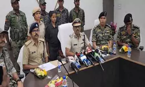 कोरापुट में महिला माओवादी ने सरेंडर किया, जिले को नक्सल मुक्त घोषित