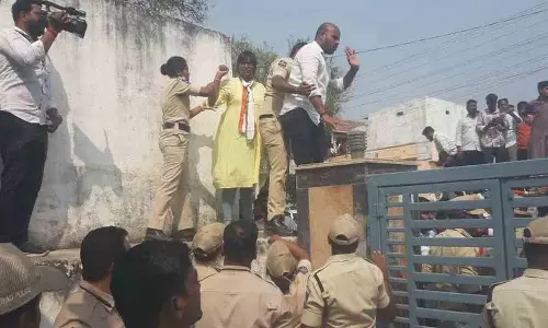 अलियाबाद नगर पालिका में कांग्रेस के गुंडों ने BRS कार्यकर्ताओं पर हमला किया अलियाबाद नगर पालिका में कांग्रेस के गुंडों ने BRS कार्यकर्ताओं पर हमला किया