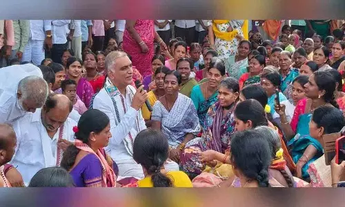 Revanth Reddy पर कल्याणकारी योजनाओं को बंद करने का आरोप; हरीश राव ने इसनापुर का दौरा किया Revanth Reddy पर कल्याणकारी योजनाओं को बंद करने का आरोप; हरीश राव ने इसनापुर का दौरा किया