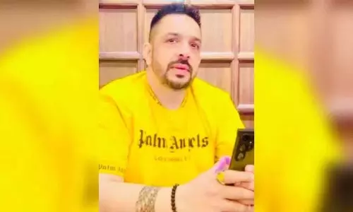 जालंधर में गुरुद्वारे के बाहर AAP नेता लकी ओबेरॉय की गोली मारकर हत्या जालंधर में गुरुद्वारे के बाहर AAP नेता लकी ओबेरॉय की गोली मारकर हत्या