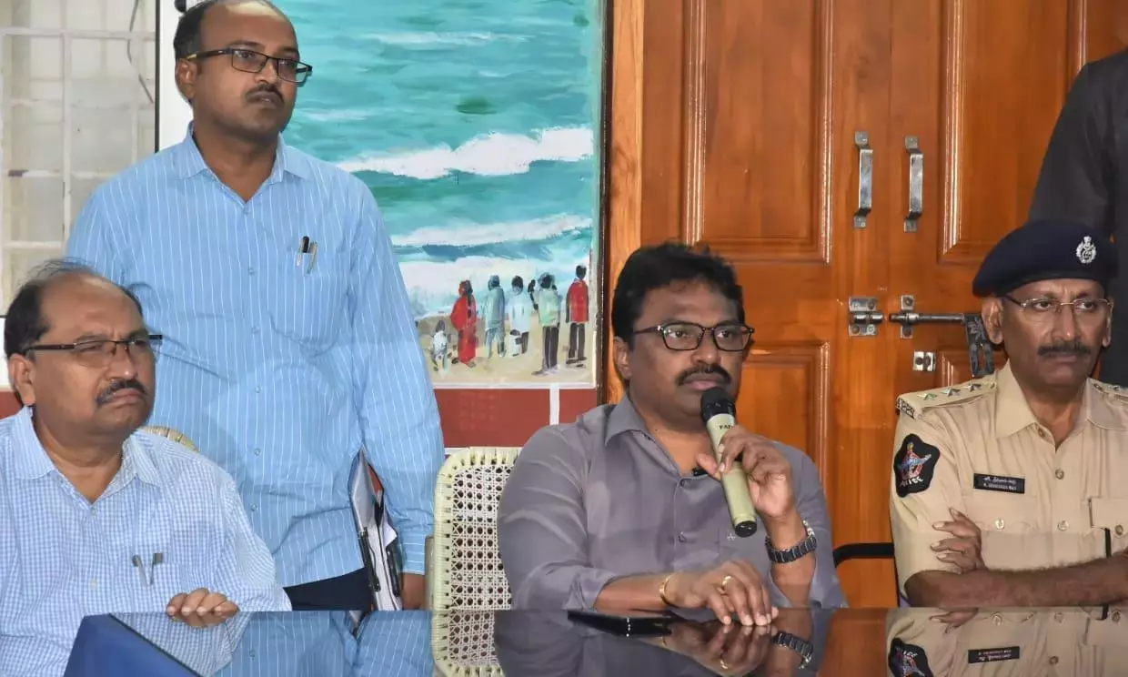 Andhra : प्रकाशम कलेक्टर ने पाकला बीच फेस्ट की तैयारियों का जायजा लिया Andhra : प्रकाशम कलेक्टर ने पाकला बीच फेस्ट की तैयारियों का जायजा लिया
