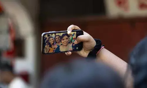 बीच पर विदेशियों के साथ जबरन सेल्फ़ी लेने पर गिरफ़्तारी हो सकती है: Goa Police बीच पर विदेशियों के साथ जबरन सेल्फ़ी लेने पर गिरफ़्तारी हो सकती है: Goa Police