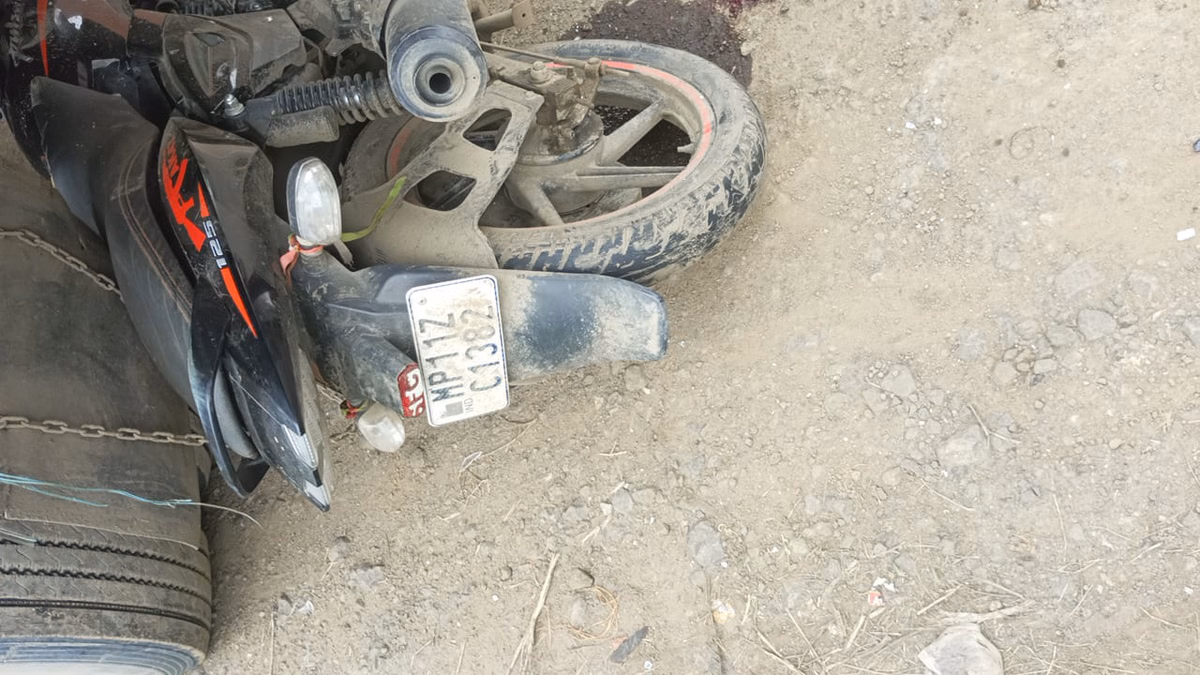 Barwani: पिकअप और बाइक की भिड़ंत से बड़ा हादसा, तीन की मौत Barwani: पिकअप और बाइक की भिड़ंत से बड़ा हादसा, तीन की मौत