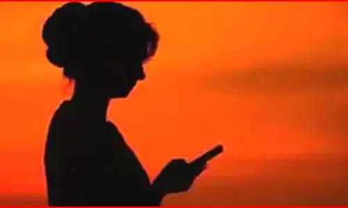 हनीट्रैप का शिकार बनाया...अंजान से दोस्ती बन सकती है खतरा, भूल से भी न करें यह गलती हनीट्रैप का शिकार बनाया...अंजान से दोस्ती बन सकती है खतरा, भूल से भी न करें यह गलती