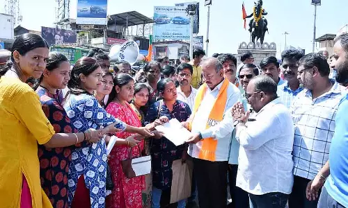 Shivamogga : माता-पिता ने स्विमिंग पूल की गड़बड़ी को ठीक करने की गुहार लगाई Shivamogga : माता-पिता ने स्विमिंग पूल की गड़बड़ी को ठीक करने की गुहार लगाई