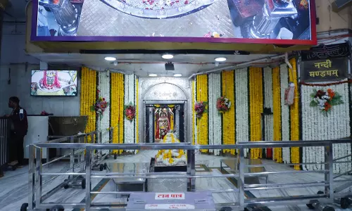 Ujjain: शिवनवरात्रि पर कोटेश्वर भगवान को अर्पित हुए विशेष वस्त्र Ujjain: शिवनवरात्रि पर कोटेश्वर भगवान को अर्पित हुए विशेष वस्त्र