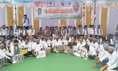 Karnataka : मनरेगा को बहाल करने की मांग Karnataka : मनरेगा को बहाल करने की मांग