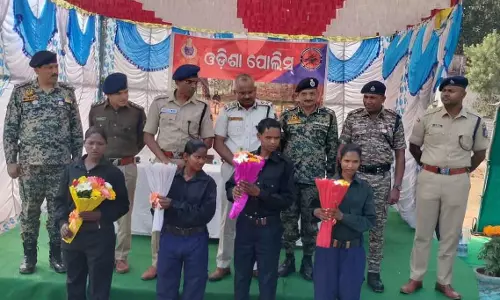 Odisha : कंधमाल एसपी के सामने चार माओवादियों ने सरेंडर किया Odisha : कंधमाल एसपी के सामने चार माओवादियों ने सरेंडर किया