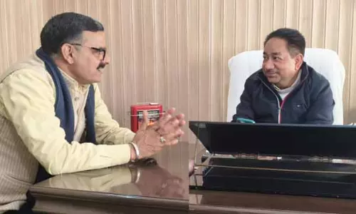 संजय बारू ने USED EvEn से मुलाकात की, नागरिक मुद्दों पर बात की