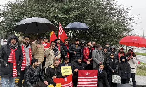 ब्रैडफोर्ड में पाकिस्तानी दूतावास के बाहर PNP ने प्रदर्शन किया ब्रैडफोर्ड में पाकिस्तानी दूतावास के बाहर PNP ने प्रदर्शन किया