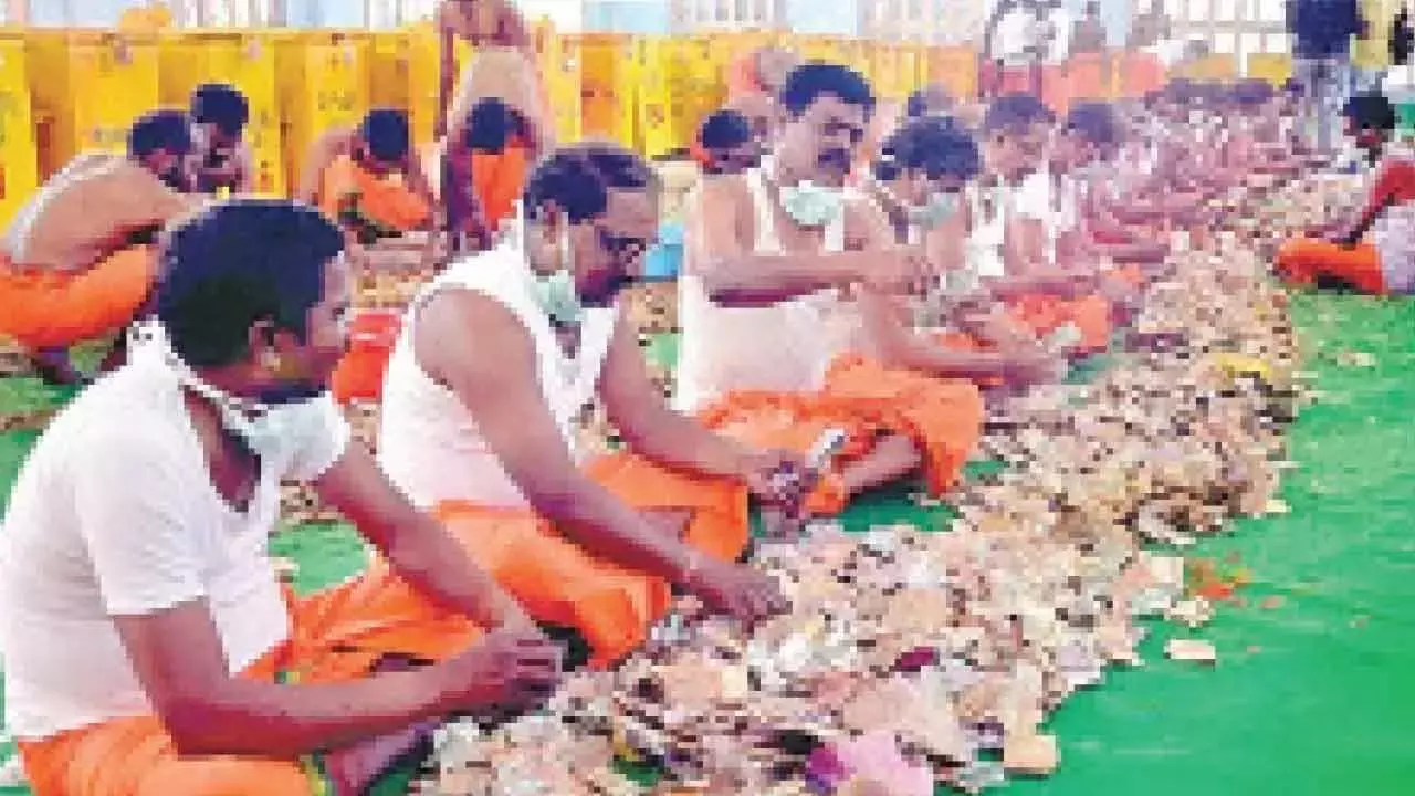 Telangana: मेदाराम जतरा हुंडी कलेक्शन 2.49 करोड़ रुपये पर पहुंचा Telangana: मेदाराम जतरा हुंडी कलेक्शन 2.49 करोड़ रुपये पर पहुंचा
