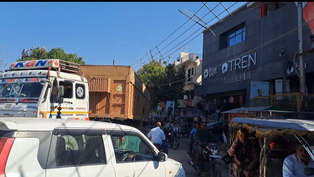 Mahoba: विद्युत लाइन में फँसे ट्रक से खतरे टले Mahoba: विद्युत लाइन में फँसे ट्रक से खतरे टले