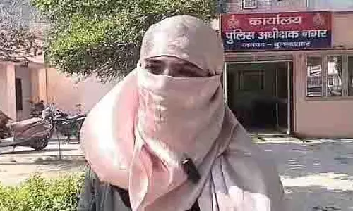 Bulandshahr में महिला ने पुलिस अधिकारी पर गंभीर आरोप लगाए Bulandshahr में महिला ने पुलिस अधिकारी पर गंभीर आरोप लगाए