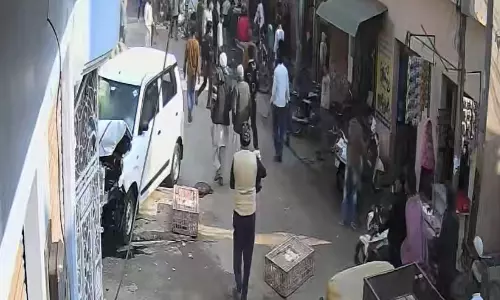 Bareilly: बेकाबू कार ने मकान में घुसकर मचाया कहर Bareilly: बेकाबू कार ने मकान में घुसकर मचाया कहर